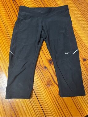 Women’s Nike DRI-FIT Black Capri Leggings